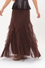 Pollera larga color chocolate confeccionada en microtul, totalmente forrada, con diseño fluido y volados en cascada que aportan movimiento.