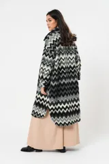 Tapado largo de lana con estampado zigzag horizontal en tonos grises y negros, de manga larga y abotonado.