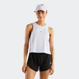 Musculosa deportiva New Balance Infinity Propel color violeta claro, sin mangas, con bajo recto y logotipo reflectante mate en el pecho.