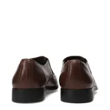 Zapato de vestir tipo slip-on color negro, confeccionado en cuero, con punta cuadrada y costuras decorativas en el empeine.
