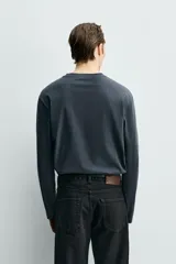 Camiseta de manga larga con corte relajado y cuello redondo, confeccionada en tejido con acabado mercerizado.