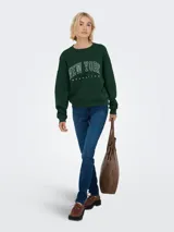 Buzo verde oscuro de manga larga con cuello redondo y puños acanalados. Presenta un fit holgado y un largo corto. Estampado frontal con la frase "NEW YORK MANHATTAN" en blanco.