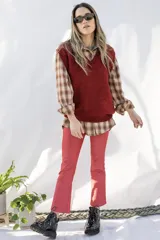 Pantalón de jean elastizado color ladrillo, de corte chupín y largo a la pantorrilla.