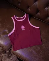Musculosa deportiva ajustada color vino tinto, con cuello redondo y ribetes en color rosa claro. Presenta un estampado central con un sol estilizado y la palabra "Hermod" en cursiva.