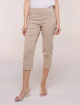 Pantalón capri blanco de estilo sastrero, tiro alto y calce ajustado, con cintura elástica ancha y bolsillos frontales funcionales.