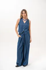 Pantalón azul de corte wide leg, con cintura elástica ajustable mediante cordón y bolsillos laterales.