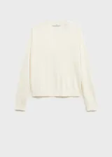 Jersey de punto fino en color crudo, con cuello en pico y diseño de corte recto con manga larga.