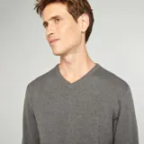 Sweater gris de punto liso con cuello en V y mangas largas.