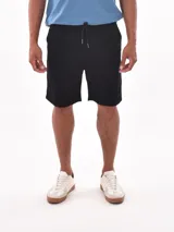 Bermuda negra de corte regular, con cordón ajustable en la cintura y bolsillos laterales.