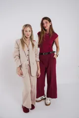 Blazer sastrero de corte recto y estructura clásica, confeccionado en tela tipo gabardina. Presenta solapas tradicionales, hombreras marcadas y bolsillos laterales con solapa.