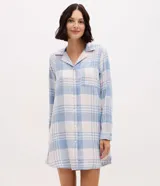 Camisón estilo americano de franela con estampado de cuadros en tonos celestes y blancos. Presenta cuello solapa, cierre frontal con botones, manga larga con puños y un bolsillo aplicado en el pecho.