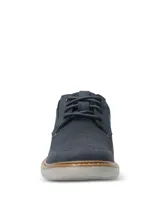 Zapatos Hush Puppies modelo Bangu Navy, color azul marino, con capellada de tejido técnico transpirable y refuerzos de cuero, cordones al tono y suela blanca.