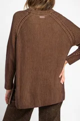 Sweater texturado de punto acanalado en color marrón, con cuello redondo, mangas largas y aberturas laterales en el bajo.