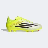 Championes de fútbol Adidas F50 League con tecnología Sprintplate 360, diseñados para terreno firme. Presentan un exterior Fiberskin en color amarillo neón con detalles en plateado y las icónicas tres tiras en negro con bordes rojos.