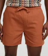 Bermuda playera de algodón con textura, corte recto, cintura elástica y bolsillos laterales.