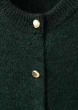 Cardigan de punto de corte recto, con cuello redondo, manga larga y cierre frontal mediante botones metálicos.