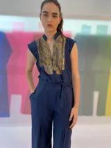 Mono largo color rojo con escote en V, cierre frontal y cinturón.