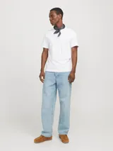 Jean de corte baggy y tiro alto en color azul claro con lavado stonewash. Presenta un diseño clásico de cinco bolsillos y está confeccionado en una mezcla de algodón orgánico y reciclado.