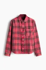 Camisa de sarga de algodón con diseño a cuadros, cuello inglés, bolsillo en el pecho y cierre frontal de botones. Presenta mangas largas con puños abotonados y bajo redondeado.