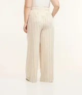 Mono largo de viscosa y lino a rayas verticales, con corte amplio, elástico en la espalda, botón de nácar, bolsillos laterales y traseros. Incluye cinturón marrón.