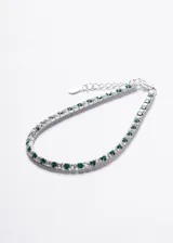Pulsera de plata 925 estilo tennis, decorada con una alternancia de zirconias transparentes y zirconias de color verde, con cierre de mosquetón y cadena de alargue.
