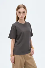 Remera blanca de manga corta, cuello redondo a la base y diseño holgado, confeccionada en algodón.