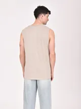 Musculosa blanca con estampado de palmeras rojas y texto "Closed for the weekend".