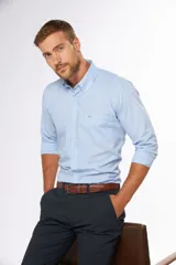 Camisa celeste con estampado a cuadros blancos, de manga larga y corte clásico.