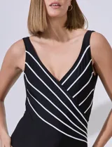 Malla enteriza negra con escote en V cruzado y tiras blancas horizontales.