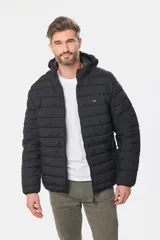 Campera de abrigo gris oscuro, capitoneada, con cuello alto y capucha desmontable. Cierre frontal con cremallera y bolsillos laterales con cierre. Logo bordado en el pecho.