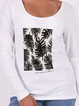 Remera blanca de manga larga con cuello redondo y estampado rectangular frontal con hojas de palmera en blanco y negro.