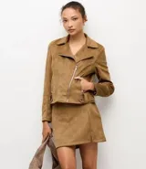 Short pollera de diseño corto confeccionado en gamuza sintética (suede) de tacto suave. Presenta cintura fija, cierre lateral y una pequeña abertura en el ruedo.