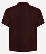 Blusa de mujer color marrón oscuro con textura acanalada, cuello alto y mangas cortas.