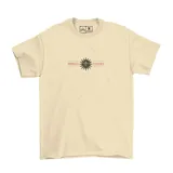 Remera de algodón con diseño gráfico estampado en la espalda que presenta un sol con rasgos demoníacos y la inscripción República Emexem Austeridad o Barbarie.