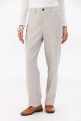 Pantalón de vestir gris oscuro, de corte recto y relajado, con cintura elastizada, cierre de cremallera y botón. Cuenta con bolsillos laterales.