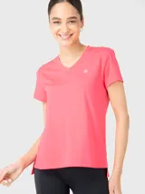 Remera deportiva de manga corta y cuello en V, confeccionada en tejido técnico de secado rápido con calce regular.