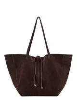 Bolso estilo shopper de piel de serraje color marrón oscuro, con cierre de lazo y botón magnético. Cuenta con doble asa de hombro y bolsillo interior con cremallera.