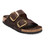 Sandalias Birkenstock modelo Arizona Big Buckle en color habana, de dos tiras con hebillas grandes doradas, plantilla de corcho y suela de EVA.