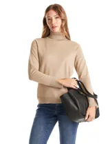 Cartera tote negra de ecocuero con base redondeada y pliegues decorativos. Cuenta con una solapa central con herraje dorado en forma de "T" y asas dobles para hombro y mano. El interior tiene triple compartimento.