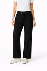 Pantalon de corte ancho y tiro alto, confeccionado en algodón con estampado animal print en tonos grises y negros. Presenta cintura elástica con cordón de ajuste frontal.