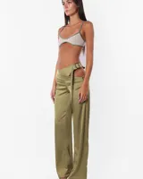 Top tipo musculosa básica de breteles finos confeccionado en microfibra, color gris.