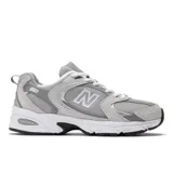 Championes New Balance modelo 530, color gris con detalles en blanco y negro.