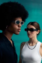 Lentes de sol rectangulares con protección UV, con montura gruesa color beige y cristales negros.