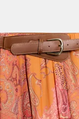 Falda midi de corte fluido con estampado paisley en tonos naranja, rosado y beige. Presenta cintura elástica y viene acompañada de un cinturón de cuero sintético marrón con hebilla metálica. Incluye forro interior.