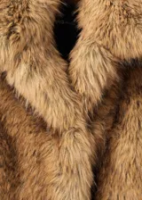 Chaqueta de efecto pelo sintético color marrón, con solapas amplias y diseño de manga larga sin cierre.