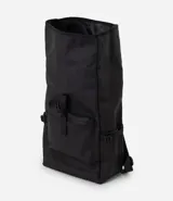 Mochila urbana de diseño estructurado con acabado engomado, cierre tipo roll-top con hebilla ajustable, bolsillo frontal con cremallera y correas traseras ajustables.