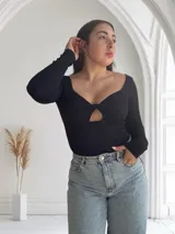 Body negro de tejido de punto acanalado, con escote pronunciado y abertura en el centro del pecho.