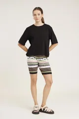 Calza ciclista con estampado geométrico multicolor.