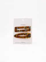 Pack de dos hebillas para el pelo con diseño de carey en tonos marrones y celestes, con cierre metálico a presión.