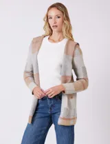 Cardigan abierto sin cierre, con capucha, de tejido de punto con diseño de bloques de color en tonos neutros como gris, beige y rosado pálido. Presenta bolsillos aplicados en la parte delantera.